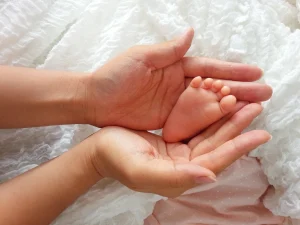 大人の手と赤ちゃんの足