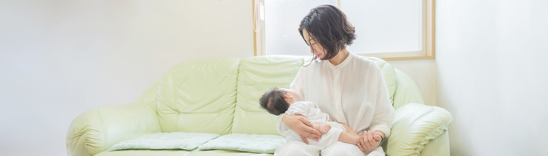 我が子を見つめるお母さん